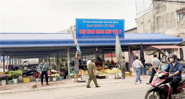 Nam Sách ra quân giải tỏa hành lang an toàn giao thông, sắp xếp tiểu thương vào chợ mới