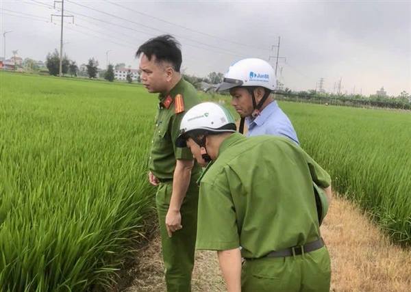 Công an xã Nam Sách kiểm tra, cảnh báo tình trạng giăng điện bẫy chuột ngoài đồng