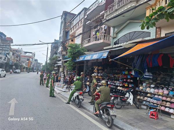 Công an xã Nam Sách tăng cường tuyên truyền, lập lại trật tự vỉa hè, hướng tới tuyến phố văn minh