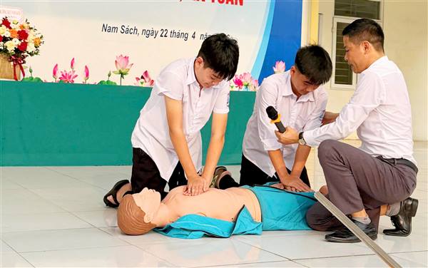 Trường THCS Nam Sách tổ chức chuyên đề kỹ năng phòng chống đuối nước và sơ cứu