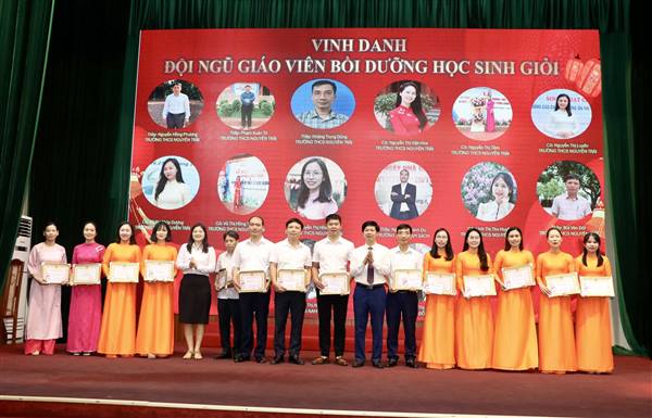 Nam Sách tuyên dương, khen thưởng gần 120 giáo viên, học sinh, sinh viên tiêu biểu năm học 2025–2026
