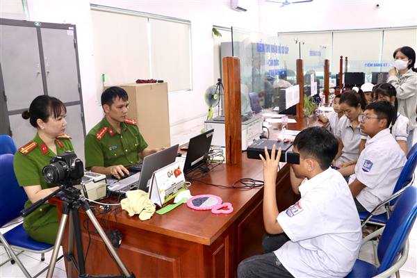 Công an xã Nam Sách: Tận dụng kỳ nghỉ lễ, tích cực thu nhận cấp căn cước và định danh điện tử cho học sinh và người dân