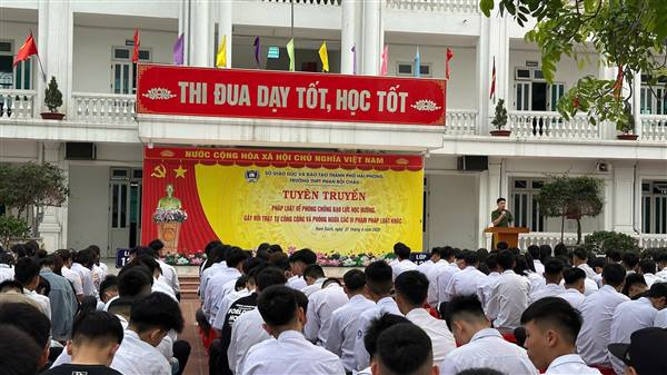 Tuyên truyền pháp luật về phòng, chống bạo lực học đường cho hơn 1.600 học sinh Trường THPT Phan Bội Châu