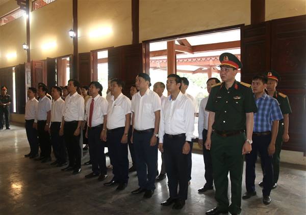 Xã Nam Sách tổ chức dâng hương tưởng niệm các Anh hùng Liệt sĩ nhân dịp kỷ niệm Ngày giải phóng miền Nam, thống nhất đất nước