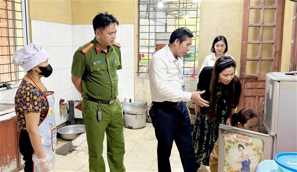 UBND xã Nam Sách kiểm tra công tác bảo đảm an toàn thực phẩm tại trường học và cơ sở sản xuất