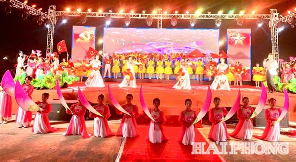 Rộn ràng liên hoan ca múa nhạc mừng ngày giải phóng Hải Phòng