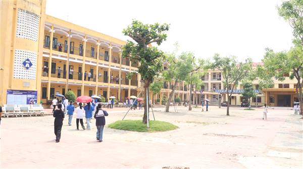 Những hình ảnh tại Hội đồng thi Trường THPT Nam Sách đầu giờ buổi thi môn Tiếng Anh – Kỳ thi tuyển sinh vào lớp 10 THPT năm học 2026–2027