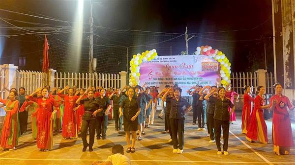SÔI NỔI ĐÊM GIAO LƯU VĂN NGHỆ, DÂN VŨ CHÀO MỪNG NGÀY GIẢI PHÓNG MIỀN NAM VÀ QUỐC TẾ LAO ĐỘNG