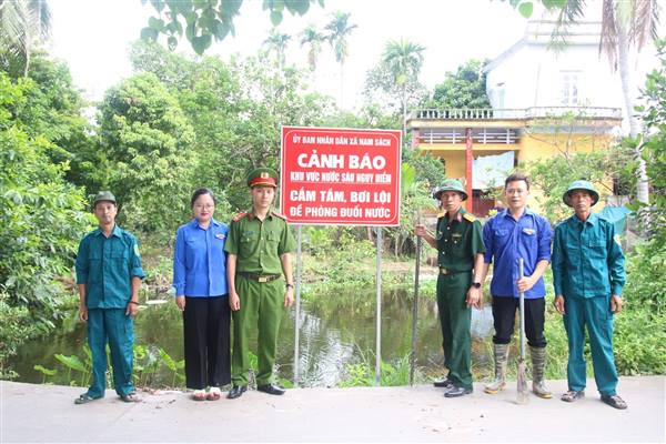 Nam Sách ra quân cắm biển phòng, chống đuối nước 