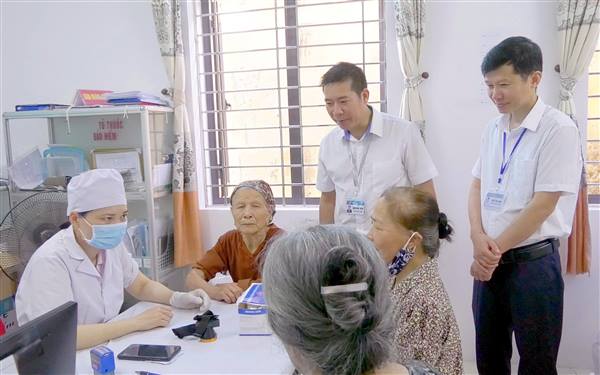 Nam Sách tổ chức khám sức khỏe định kỳ cho người cao tuổi