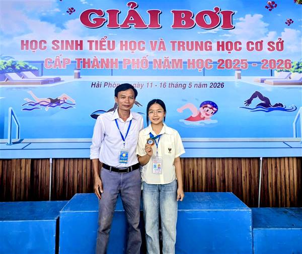 Vũ Thị Phương Trà – học sinh Nam Sách đạt giải Ba môn bơi cấp thành phố