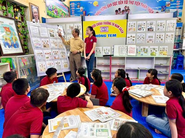 Tiểu học Nam Sách đưa con tem bưu chính vào trường học
