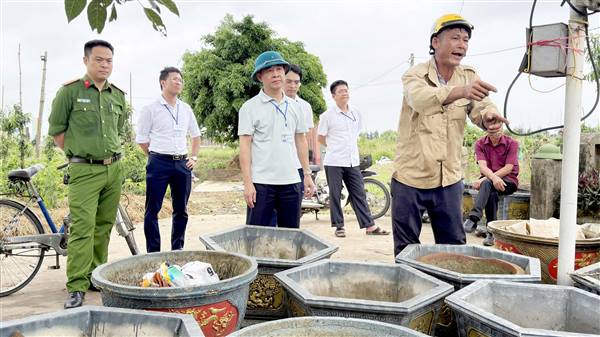Xã Nam Sách xử lý vi phạm xây dựng trên lòng mương tiêu thoát nước tại thôn Phù Liễn