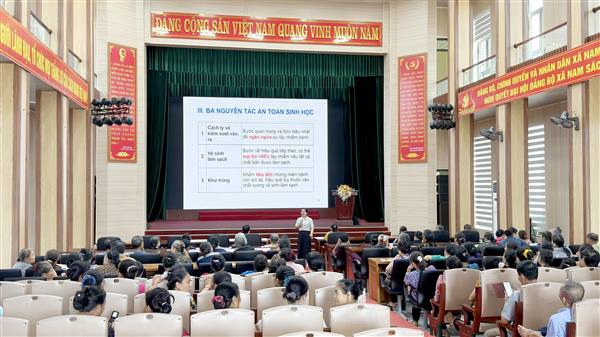 Tập huấn chuyển giao tiến bộ kỹ thuật chăn nuôi ngan, vịt cho nông dân xã Nam Sách