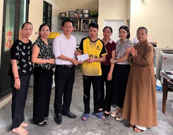 Hội Chữ thập đỏ xã Nam Sách trao quà cho học sinh vượt khó học giỏi và đối tượng yếu thế