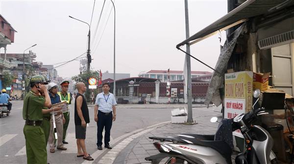 Xã Nam Sách tăng cường kiểm tra, xử lý vi phạm trật tự đường hè, hành lang an toàn giao thông