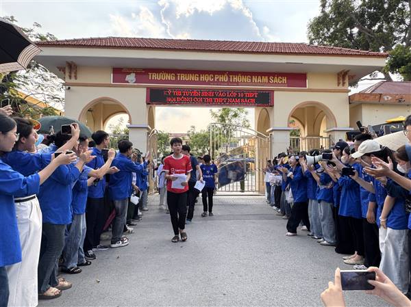 🎓 Chùm ảnh: Sĩ tử 2K11 hoàn thành môn Tiếng Anh trong tâm thế tự tin