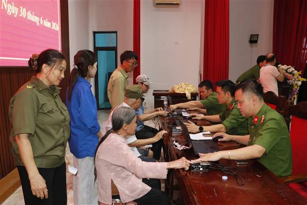 Công an và tuổi trẻ Nam Sách đồng hành cùng thân nhân liệt sĩ