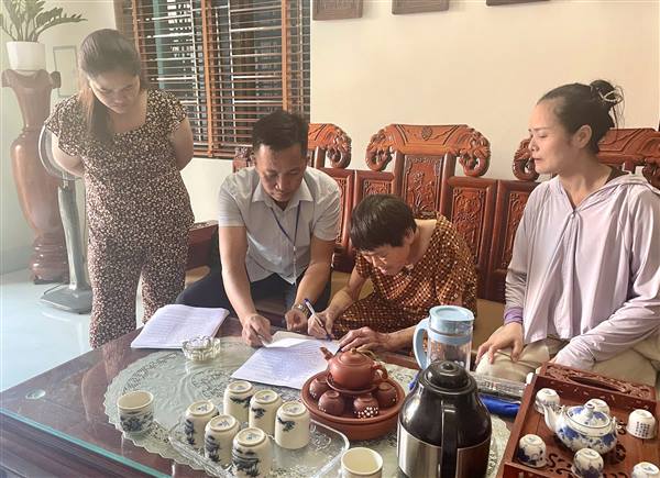 Trung tâm Phục vụ hành chính công xã Nam Sách hỗ trợ người dân thực hiện thủ tục hành chính tại nhà