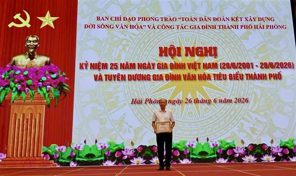 Gia đình ông Phạm Văn Lự được UBND thành phố Hải Phòng tặng Giấy khen Gia đình văn hóa tiêu biểu