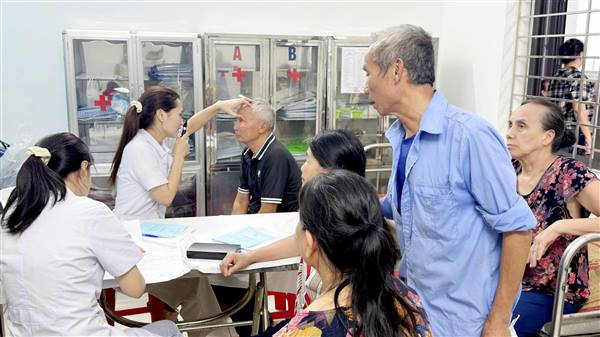 Bảo vệ sức khỏe nhân dân, củng cố niềm tin xã hội - Bài 1: Nền y tế vì dân