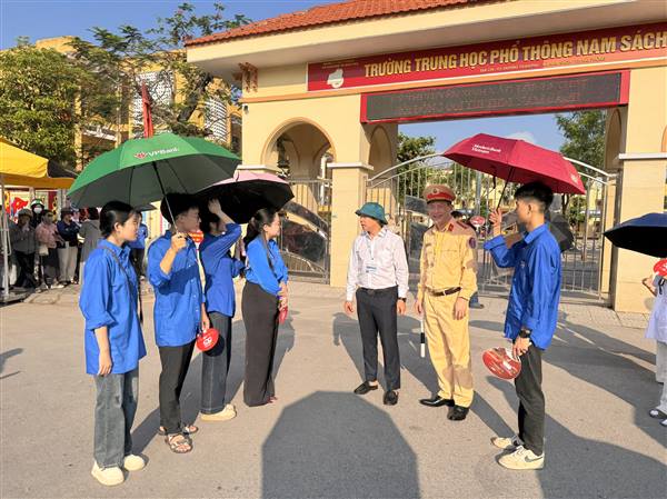 NHỮNG NGƯỜI ĐỒNG HÀNH CÙNG SĨ TỬ TRONG KỲ THI