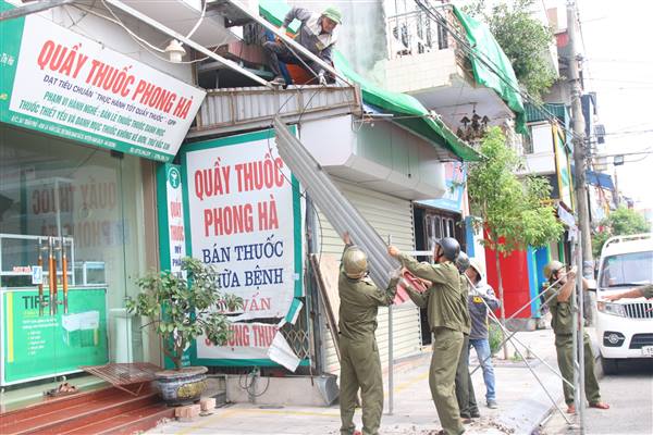 Nam Sách tiếp tục kiểm tra, xử lý vi phạm hành lang an toàn giao thông trên các tuyến đường trọng điểm