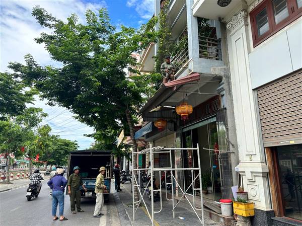 Chung tay lập lại trật tự hành lang an toàn giao thông trên tuyến đường Nguyễn Đức Sáu