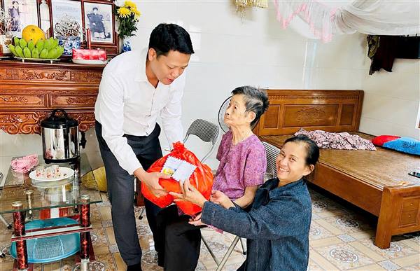 Hội Nông dân xã Nam Sách thăm, tặng quà hội viên có hoàn cảnh khó khăn