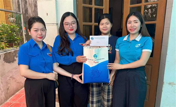 Đoàn Thanh niên và Hội LHPN xã tặng quà trẻ em có hoàn cảnh khó khăn