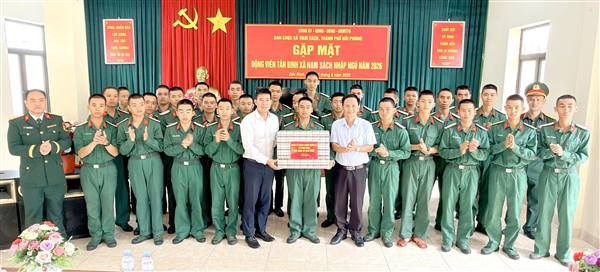 Nam Sách thăm, động viên chiến sĩ mới tại Trường Quân sự Quân đoàn 12