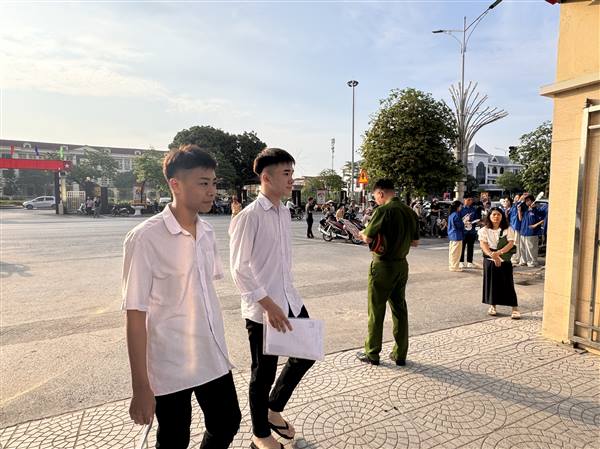 Những hình ảnh đầu tiên tại Điểm thi Trường THPT Nam Sách trong Kỳ thi tốt nghiệp THPT năm 2026