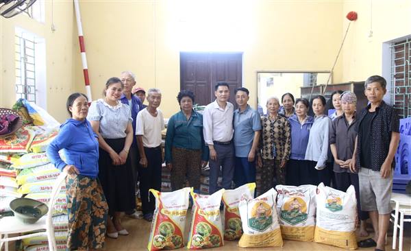 Hỗ trợ nông dân Vạn Tải Đông giống, vật tư thực hiện mô hình sản xuất lúa chất lượng cao