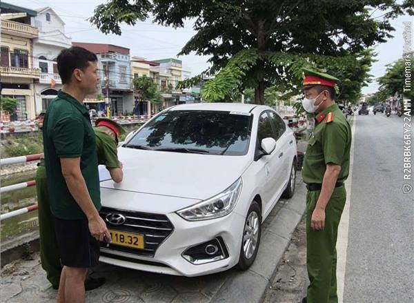 Nam Sách ra quân chấn chỉnh tình trạng đỗ xe trên vỉa hè
