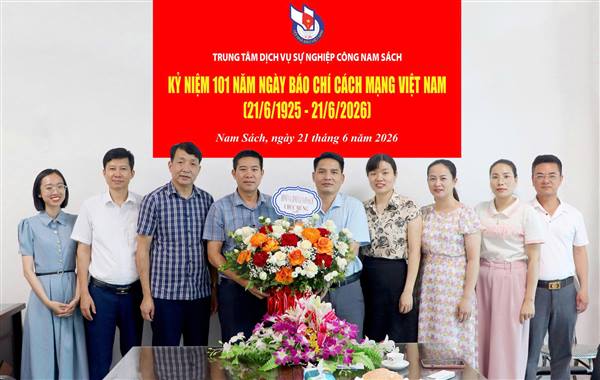 Lãnh đạo xã Nam Sách thăm, chúc mừng Trung tâm Dịch vụ sự nghiệp công xã nhân Ngày Báo chí Cách mạng Việt Nam
