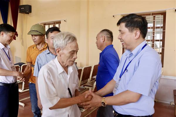 Đồng chí Phùng Văn Diện dự sinh hoạt Chi bộ thôn Đồn Bối, đánh giá chất lượng buổi sinh hoạt đầu tiên sau sáp nhập