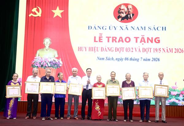 Đảng ủy xã tổ chức Lễ trao Huy hiệu Đảng và sơ kết công tác 6 đầu năm, triển khai nhiệm vụ trọng tâm 6 tháng cuối năm 2026 