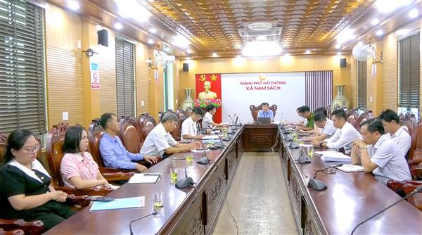 Chủ tịch UBND xã đối thoại với hộ gia đình về phương án bồi thường, hỗ trợ khi thu hồi đất