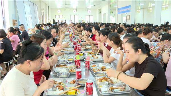 Gần 900 công nhân lao động dự “Bữa cơm Công đoàn”