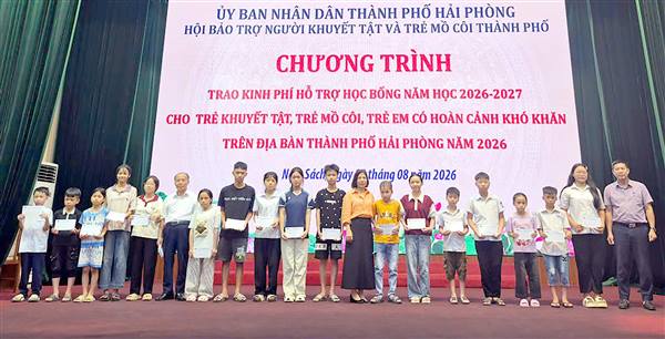 Trao học bổng tiếp sức học sinh mồ côi, khuyết tật có hoàn cảnh khó khăn