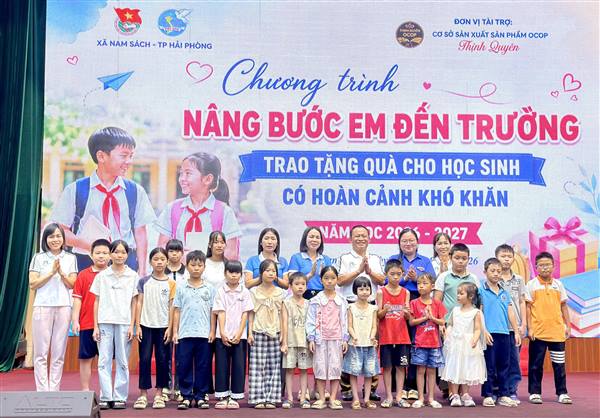 Trao 21 suất quà “Nâng bước em đến trường” tới các em học sinh có hoàn cảnh khó khăn