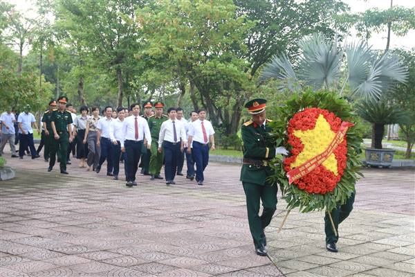 Lễ dâng hương tưởng niệm Anh hùng Liệt sĩ tại Đền Liệt sĩ Nam Sách