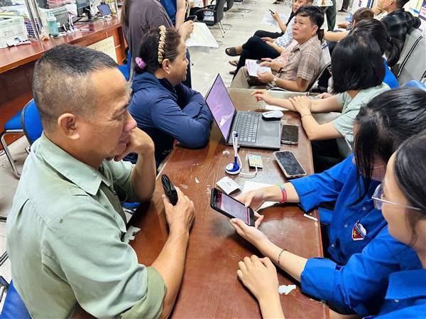 Đoàn Thanh niên xã Nam Sách phối hợp hỗ trợ cài đặt ứng dụng eTax Mobile cho người dân và hộ kinh doanh