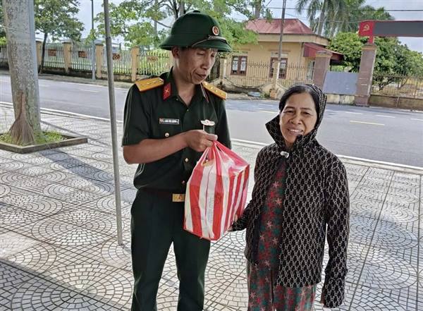 Hộ kinh doanh tạp hóa Phạm Thị Thơm thôn Miếu Lãng chung tay tiếp sức lực lượng phục vụ lấy mẫu sinh phẩm hài cốt liệt sĩ