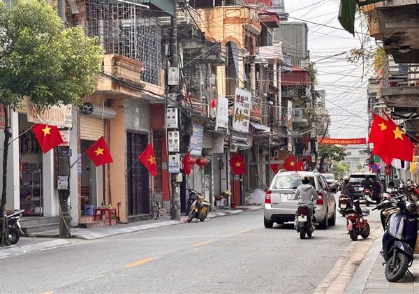 NAM SÁCH RỰC RỠ CỜ HOA CHÀO MỪNG QUỐC KHÁNH 2/9