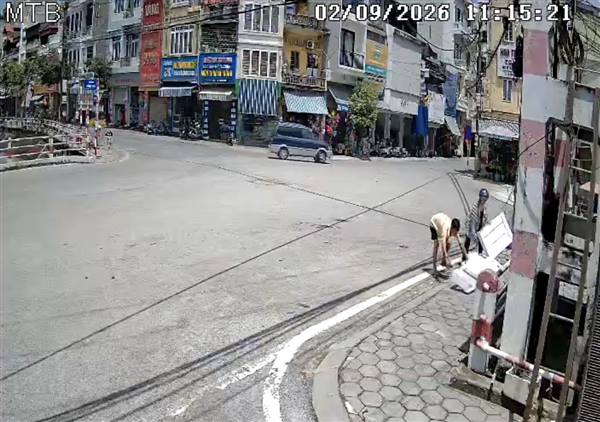 Camera ghi nhận người dân vứt rác bừa bãi tại khu vực cầu Mạc Thị Bưởi