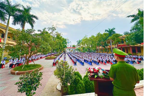 Trường THCS Nguyễn Trãi tổ chức ngoại khóa tuyên truyền pháp luật về trật tự, an toàn giao thông