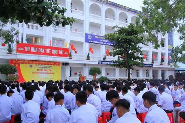 THPT Phan Bội Châu: Trang bị kiến thức pháp luật, kỹ năng phòng tránh nguy cơ cho học sinh