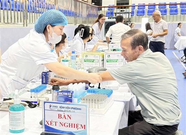 GẦN 200 NGƯỜI DÂN NAM SÁCH ĐƯỢC KHÁM SỨC KHỎE TRONG BUỔI SÁNG ĐẦU TIÊN