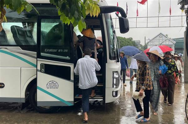 Nam Sách bố trí xe đưa đón người dân đi khám sức khỏe trong những ngày mưa